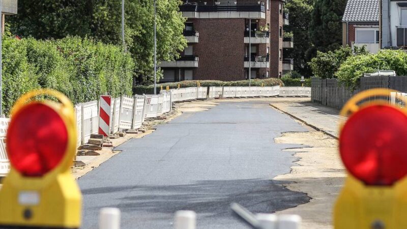 Baustelle in der Grevenbroicher Südstadt: Unerwartete Probleme werfen Zeitplan für Kanalbau um drei Wochen zurück