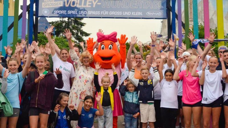Im Wunderland Kalkar: Bundesliga spielt mit Kindern im Wunderland Volleyball