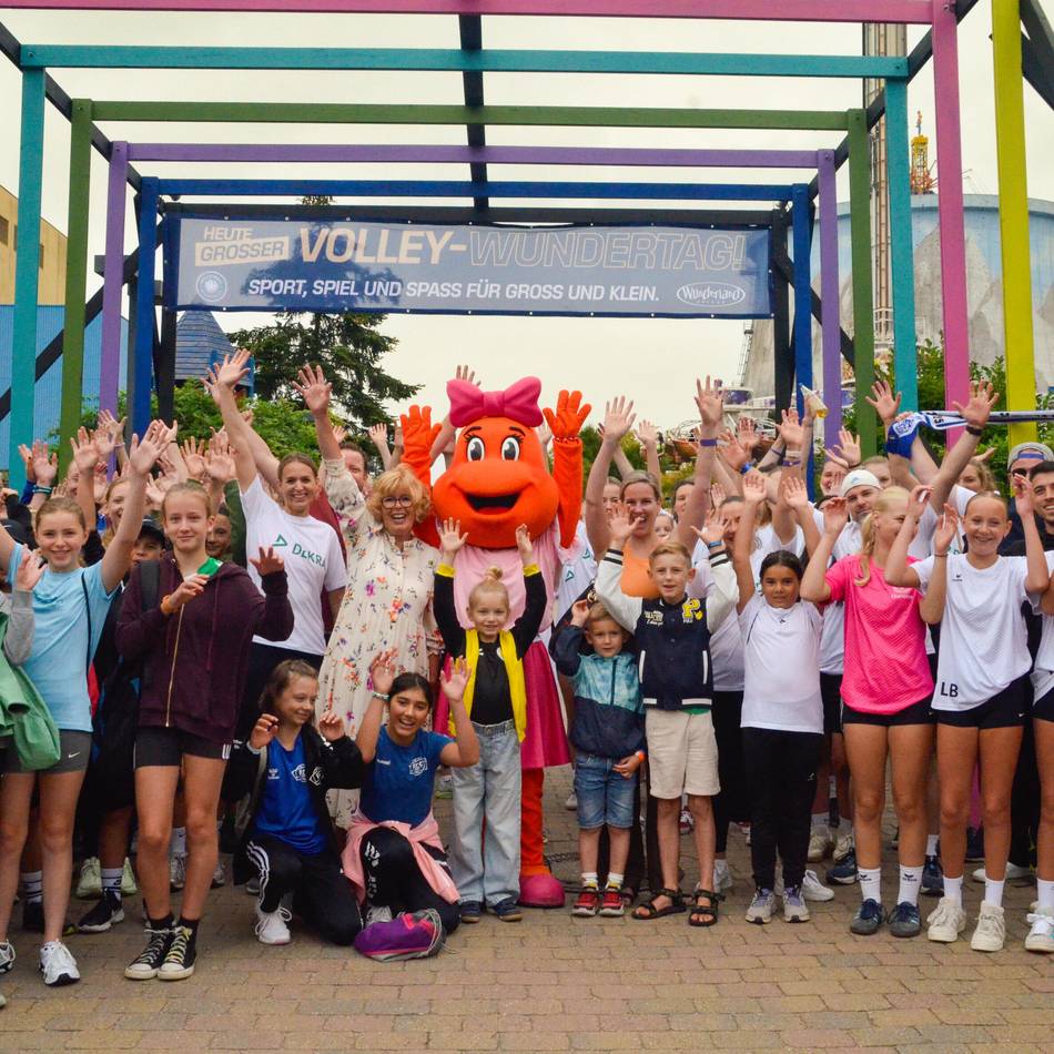 Im Wunderland Kalkar: Bundesliga spielt mit Kindern im Wunderland Volleyball