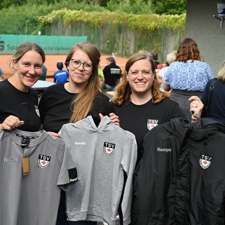 Sportvereine in Radevormwald: Neue Vereinskollektion beim TSV und volle Tennisplätze