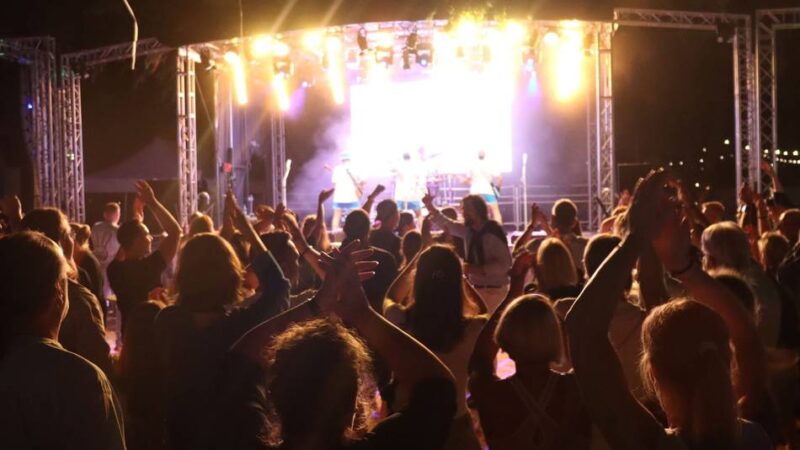 Emmerich im Lichterglanz: Pyrotechniker erklärt den überraschenden Feuerwerks-Nachbrenner