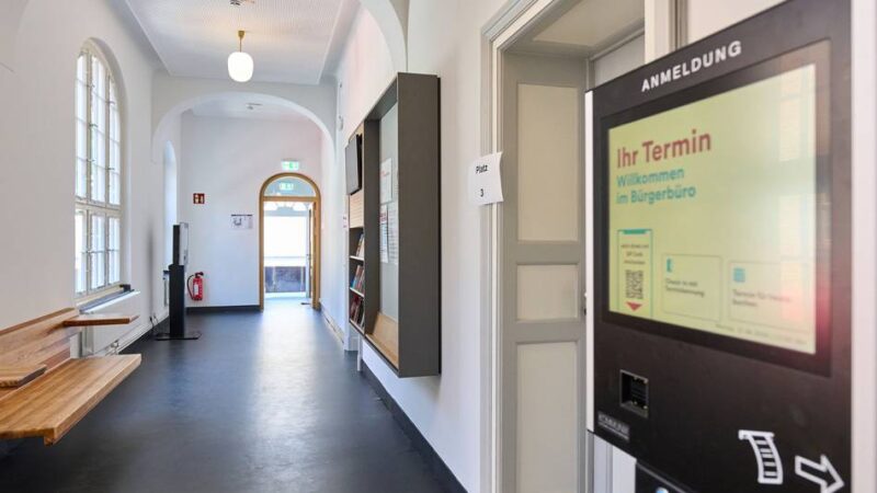Bürgerservice in Düsseldorf: Wer älter als 60 Jahre ist, kann im August ohne Termin ins Bürgerbüro