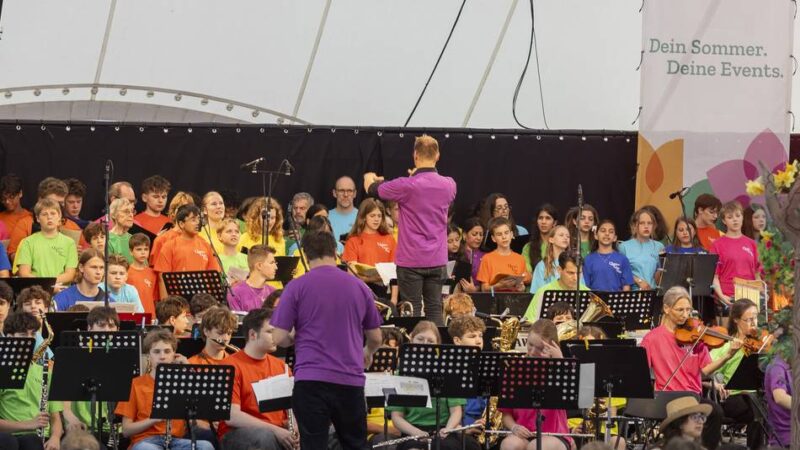 Musikalische Sommernacht des Neusser Quirinus-Gymnasiums: „Ich bin megastolz, dass wir das hier auf die Beine gestellt haben“