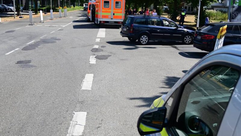 Verkehrsunfal auf Werner-Voss-Straße: Autofahrer wird bei Unfall in Krefeld leicht verletzt