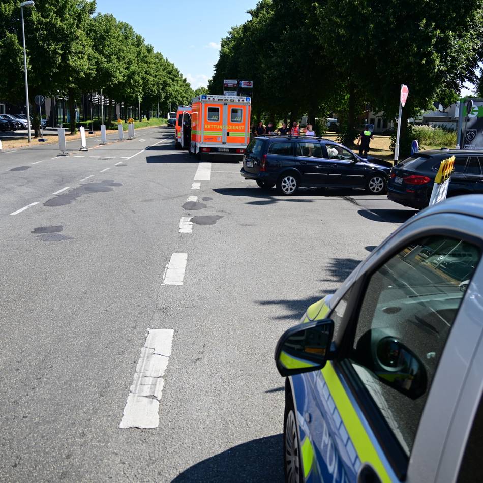 Verkehrsunfal auf Werner-Voss-Straße: Autofahrer wird bei Unfall in Krefeld leicht verletzt