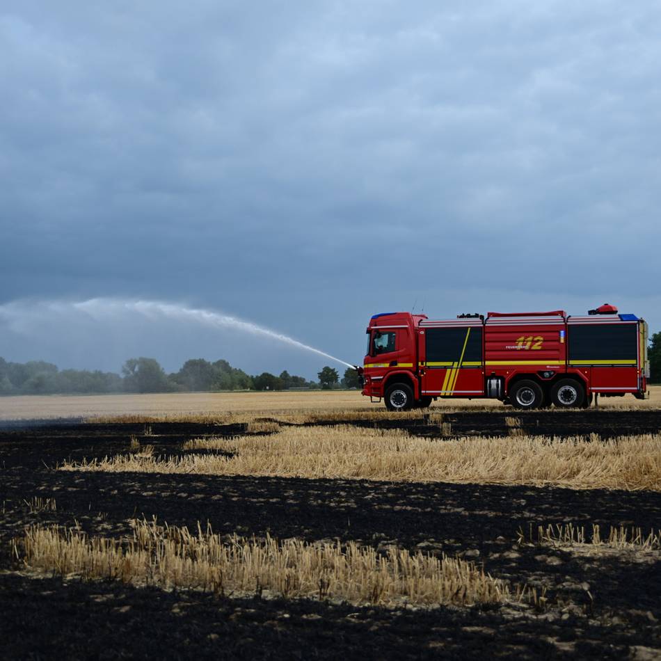 Tanklöschfahrzeug im Einsatz: Feuerwehr Krefeld löscht erneut Flächenbrand