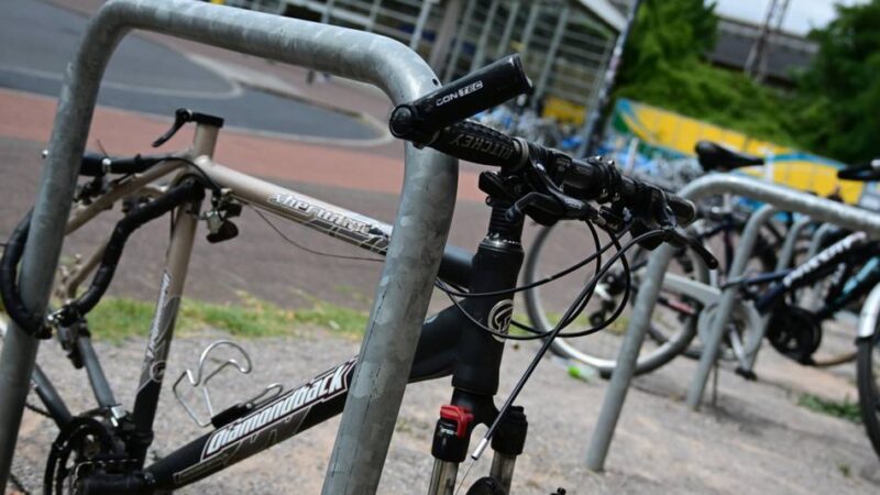 Sauberkeit in Krefeld: Stadt plant Offensive gegen Schrotträder