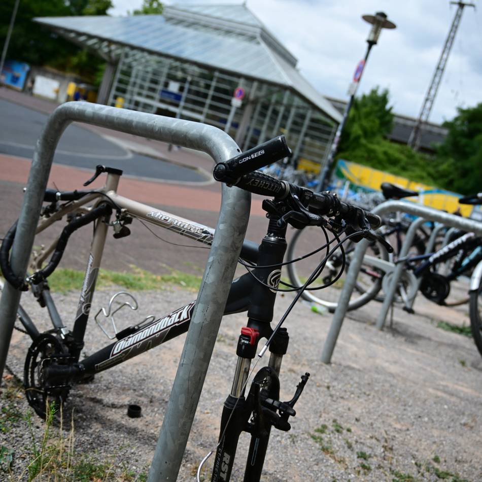 Sauberkeit in Krefeld: Stadt plant Offensive gegen Schrotträder