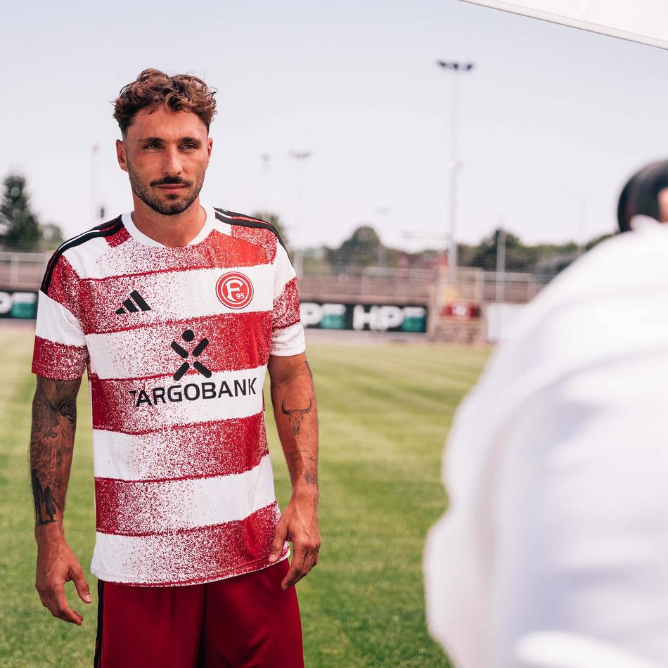 Toten-Hosen-Sänger kommt Verein zuvor: Campino präsentiert neues Fortuna-Heimtrikot – Design schon vor Wochen geleakt