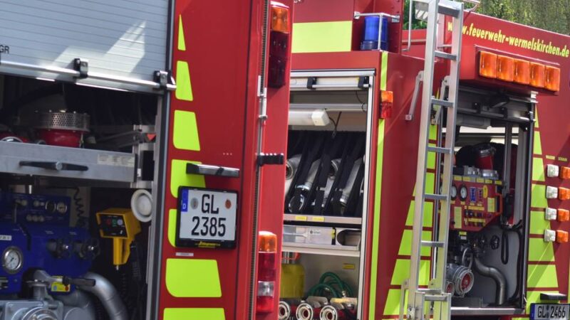 Waldbrand in Wermelskirchen: Vegetationsbrand in Lüffringhausen: 30 mal 30 Meter Wald stehen in Flammen