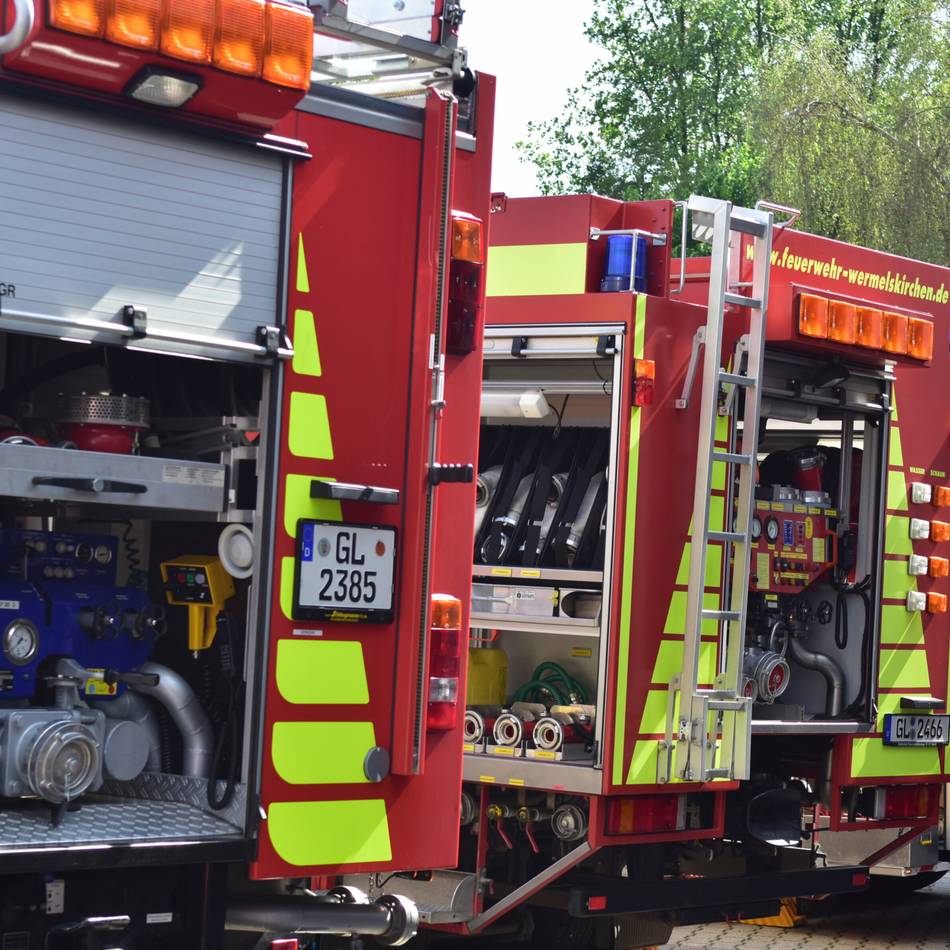 Waldbrand in Wermelskirchen: Vegetationsbrand in Lüffringhausen: 30 mal 30 Meter Wald stehen in Flammen