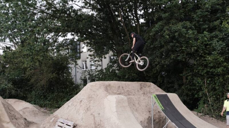 Beliebte Anlage: Jugendliche gestalten Dirtbike-Strecke in Hilden neu