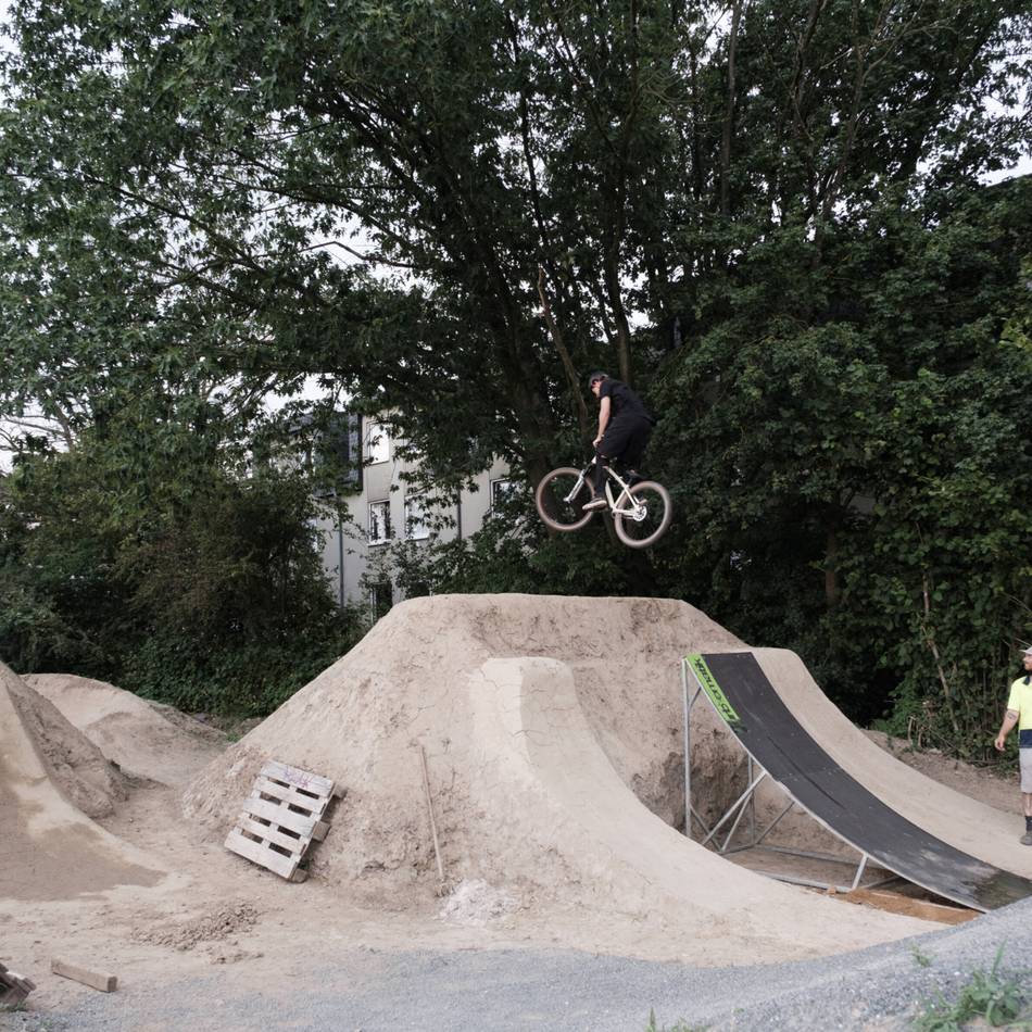 Beliebte Anlage: Jugendliche gestalten Dirtbike-Strecke in Hilden neu