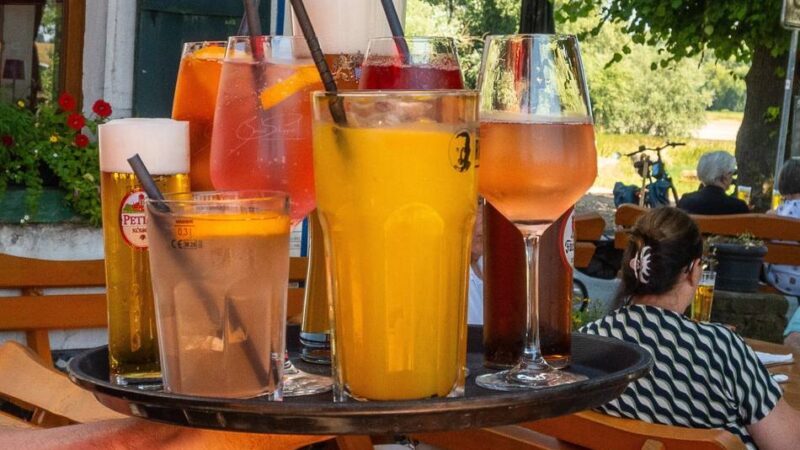 Kühle Getränke an heißen Tagen: Weizen-Spritz oder Pistazien-Martini – die Sommer-Drinks der Saison