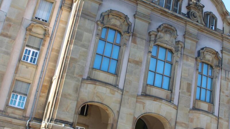 Prozessbeginn am Landgericht Mönchengladbach: Fahrgast zückt 20 Zentimeter langes Messer und bedroht Taxifahrer