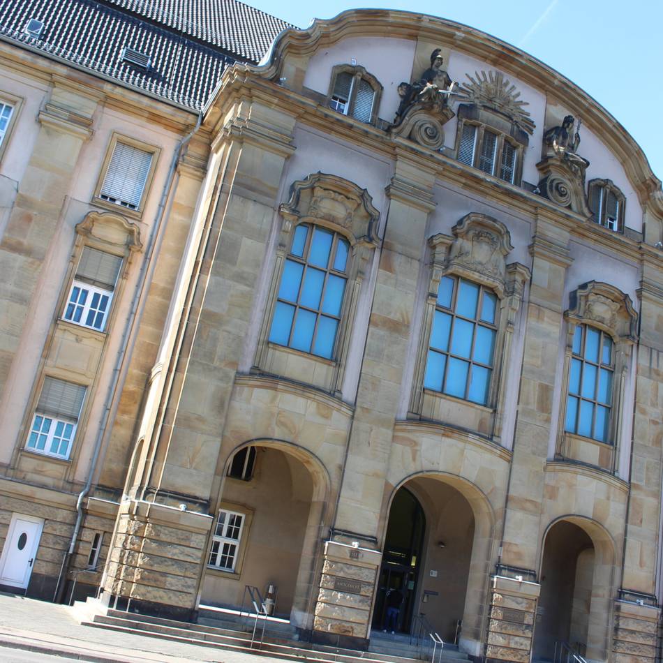 Prozessbeginn am Landgericht Mönchengladbach: Fahrgast zückt 20 Zentimeter langes Messer und bedroht Taxifahrer