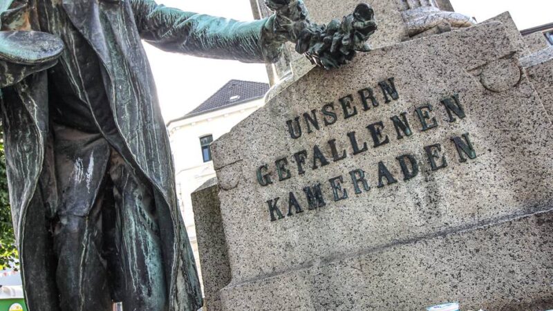 Anwohner können nicht schlafen: Wählergemeinschaft will den Einheitsplatz in Grevenbroich nachts sperren lassen