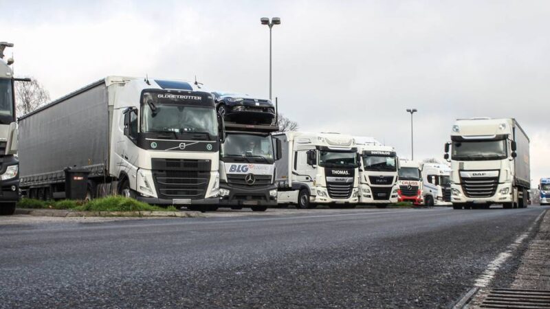 Polizei sucht Zeugen: Trucker auf Rastplatz Vierwinden überfallen – Angreifer flüchtet in Mercedes