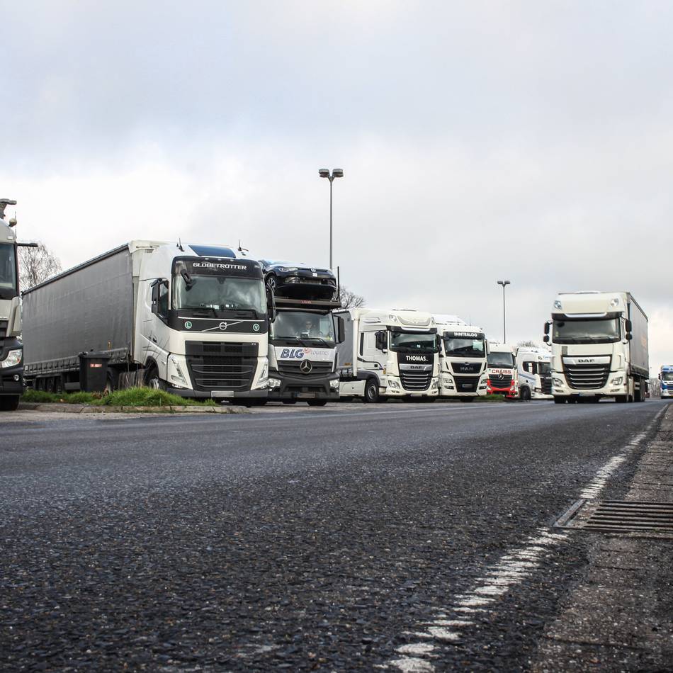Polizei sucht Zeugen: Trucker auf Rastplatz Vierwinden überfallen – Angreifer flüchtet in Mercedes