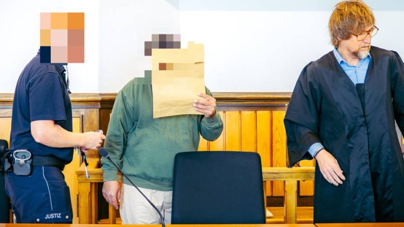 Totschlagsprozess in Kleve: Mann soll Mutter zu Tode getreten haben – Videos erschüttern Zuschauer im Gericht