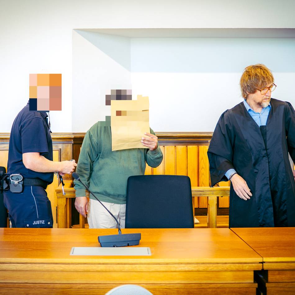 Totschlagsprozess in Kleve: Mann soll Mutter zu Tode getreten haben – Videos erschüttern Zuschauer im Gericht