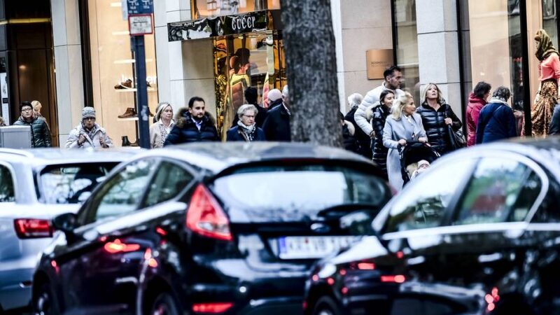 Zeugen gesucht:  Raub auf der Kö – zwei Männer stehlen Patek-Philippe-Uhr und flüchten auf E-Scooter