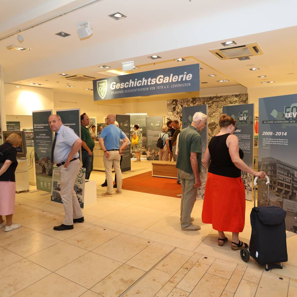 Rathaus-Galerie in Leverkusen: Neue „GeschichtsGalerie“ zeigt Gesichter der Stadt