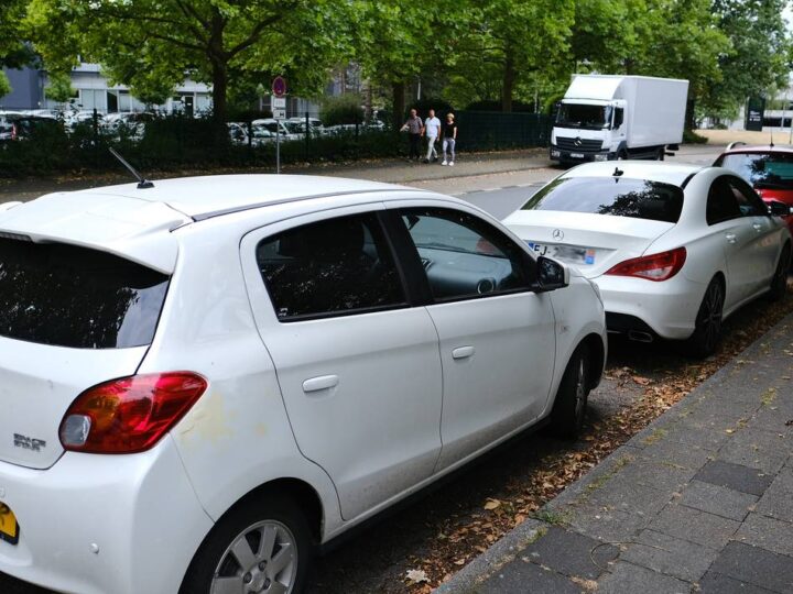 Polizei in Ratingen warnt: Parkservice-Anbieter missbraucht Autos von Fluggästen für illegale Rennen