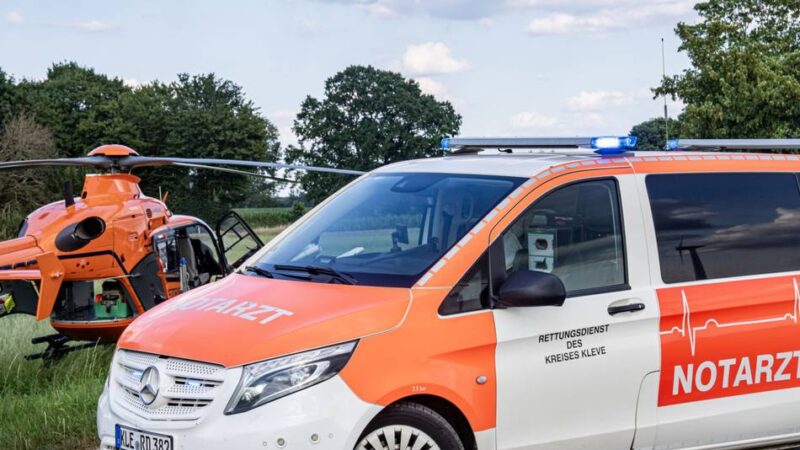 Rettungshubschrauber im Einsatz: Motorradfahrer wird bei Unfall schwer verletzt