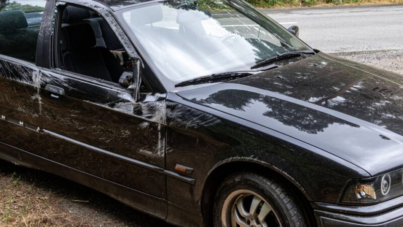 Unfall auf der Reichswaldstraße in Labbeck: BMW kommt ins Schleudern und kippt zur Seite