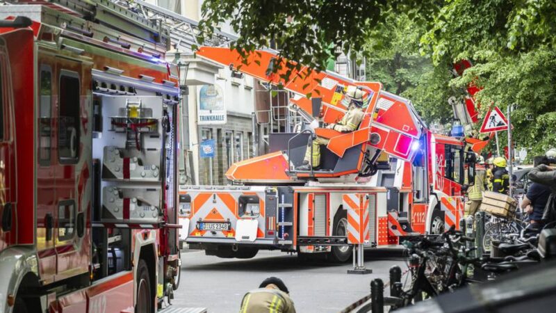 Einsatz in Düsseldorf-Unterbilk: Feuer im Treppenhaus – Feuerwehr rettet Person per Drehleiter