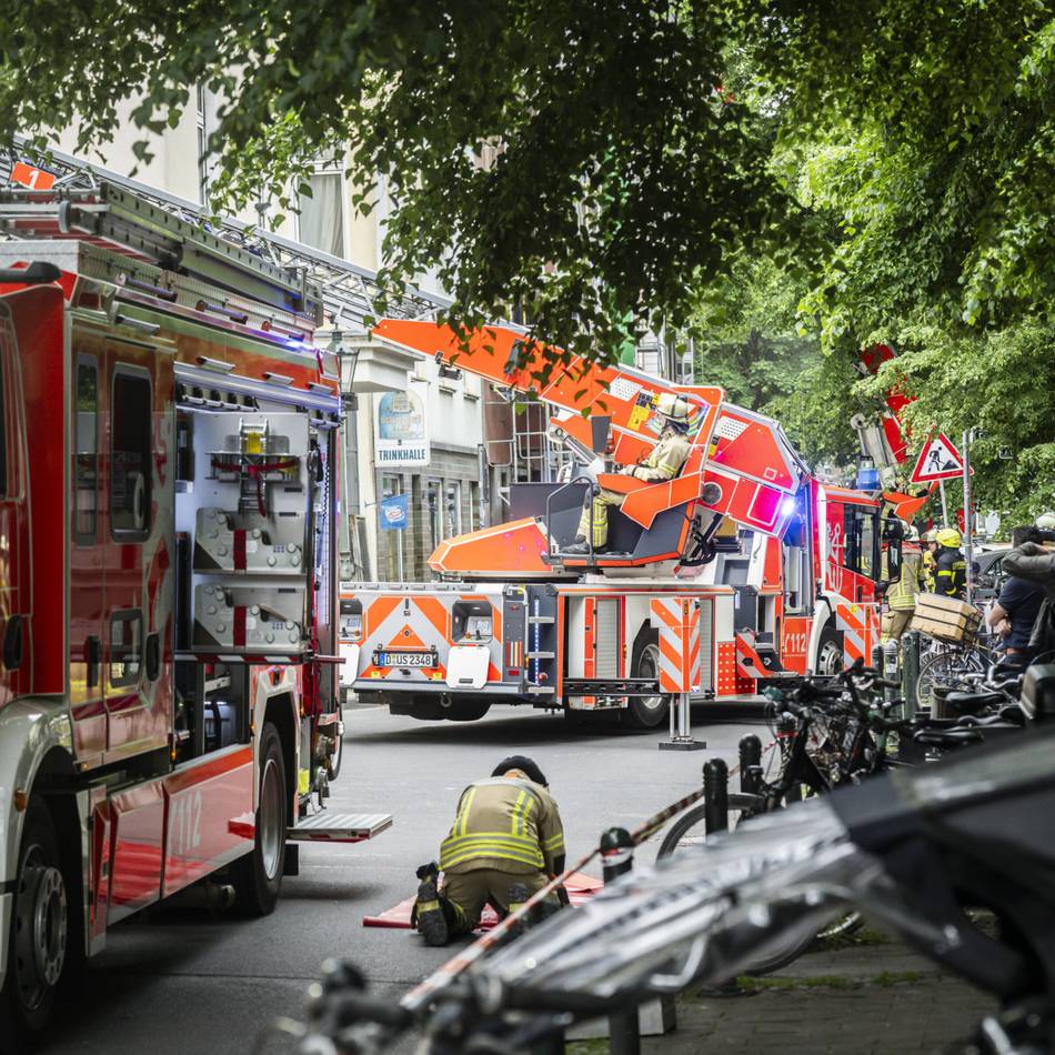 Einsatz in Düsseldorf-Unterbilk: Feuer im Treppenhaus – Feuerwehr rettet Person per Drehleiter