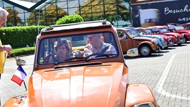 Rallye lockt Oldtimer-Fans nach Mönchengladbach: „Ente fahren ist wie Surfen“