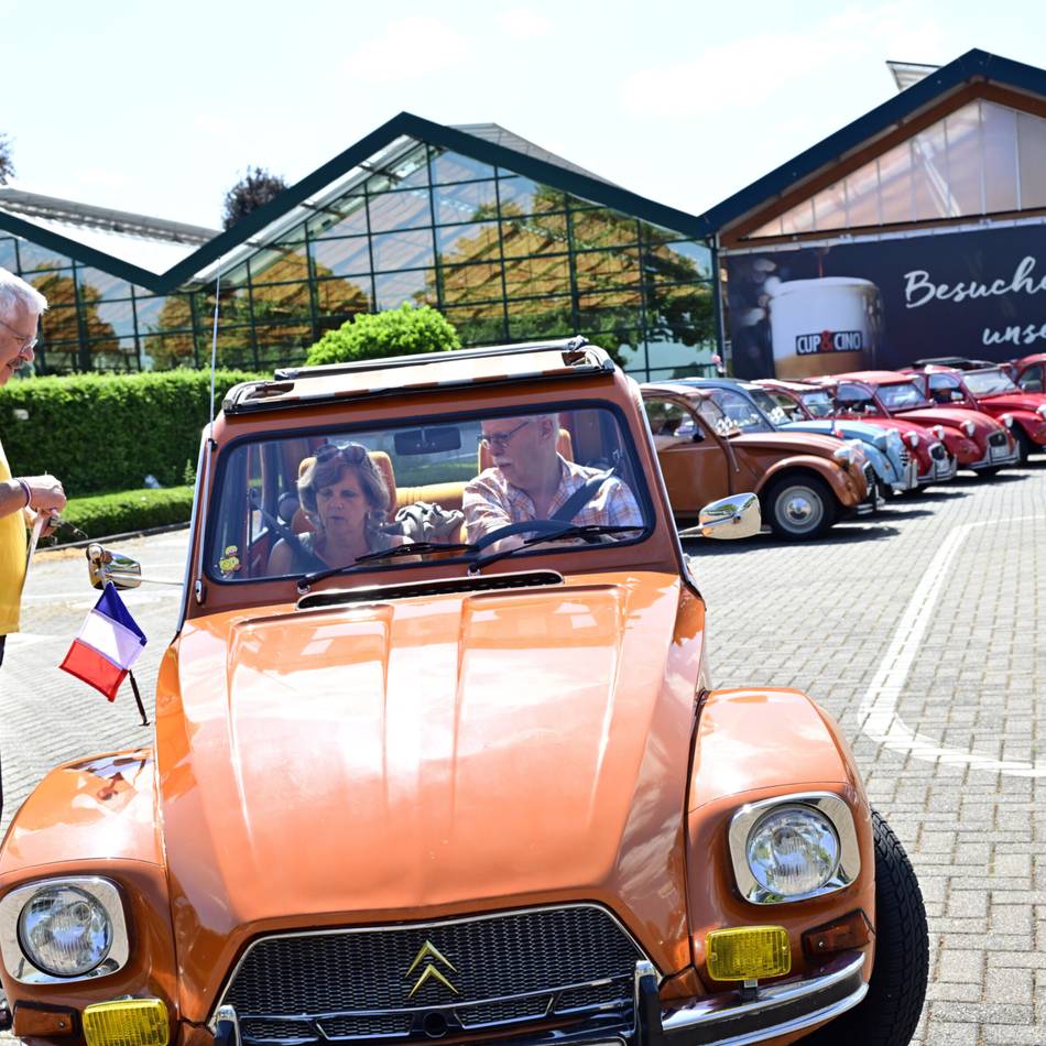 Rallye lockt Oldtimer-Fans nach Mönchengladbach: „Ente fahren ist wie Surfen“
