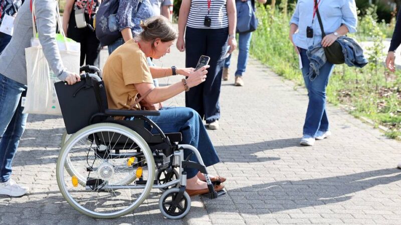 „Fußverkehrs-Check“ in Korschenbroich: Wie im Rollstuhl vertraute Wege zu unüberwindbaren Hindernissen werden