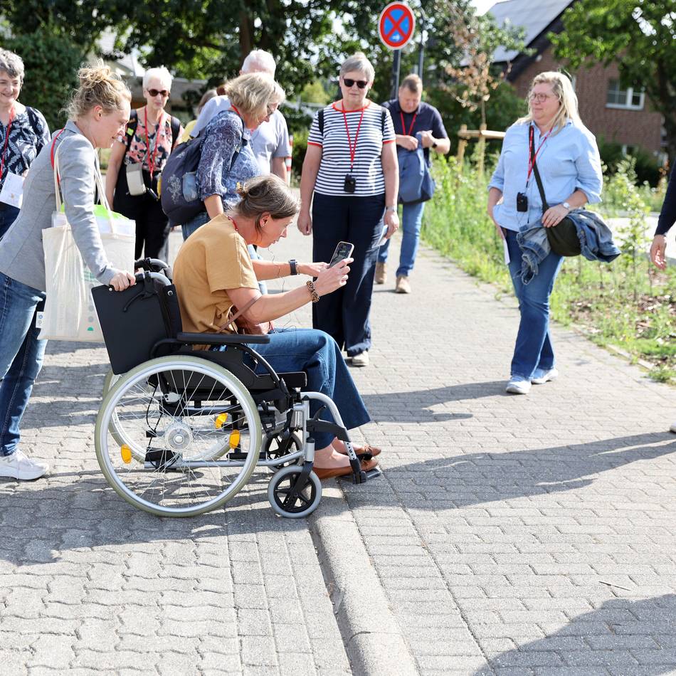 „Fußverkehrs-Check“ in Korschenbroich: Wie im Rollstuhl vertraute Wege zu unüberwindbaren Hindernissen werden