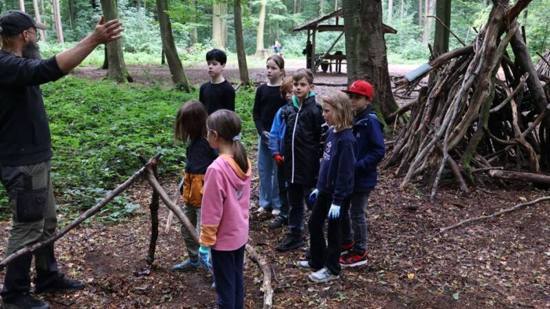 Sommerferien in Korschenbroich: Teamgeist fördern beim Hüttenbau im Wald