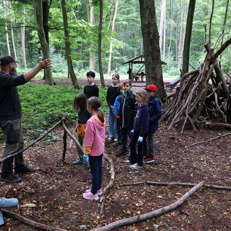 Sommerferien in Korschenbroich: Teamgeist fördern beim Hüttenbau im Wald