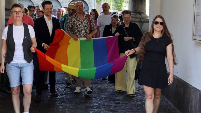 Regenbogenfahne am Rathaus: Mönchengladbach bereitet sich auf CSD-Woche vor