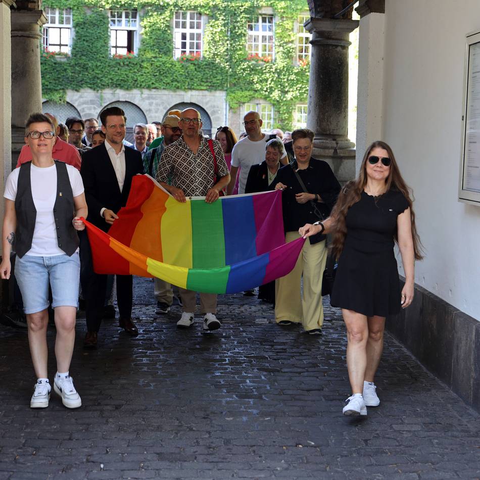 Regenbogenfahne am Rathaus: Mönchengladbach bereitet sich auf CSD-Woche vor