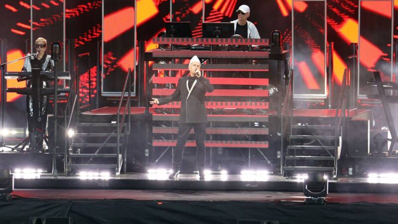 Konzert in Mönchengladbach: Pet Shop Boys entführen 10.000 Fans in den Synthie-Pop der 80er-Jahre