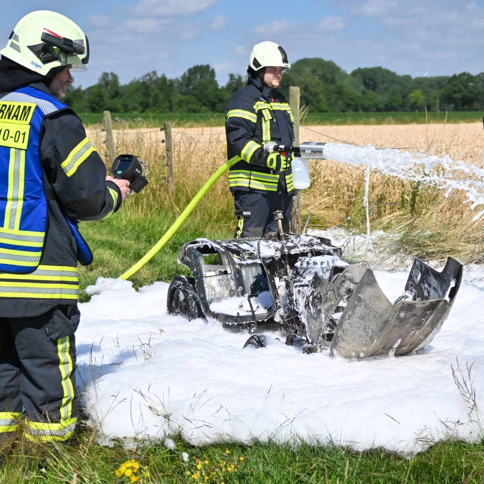 Einsatz in Kerken-Winternam: Feuerwehr löscht brennenden Rasenmäher und verhindert Flächenbrand