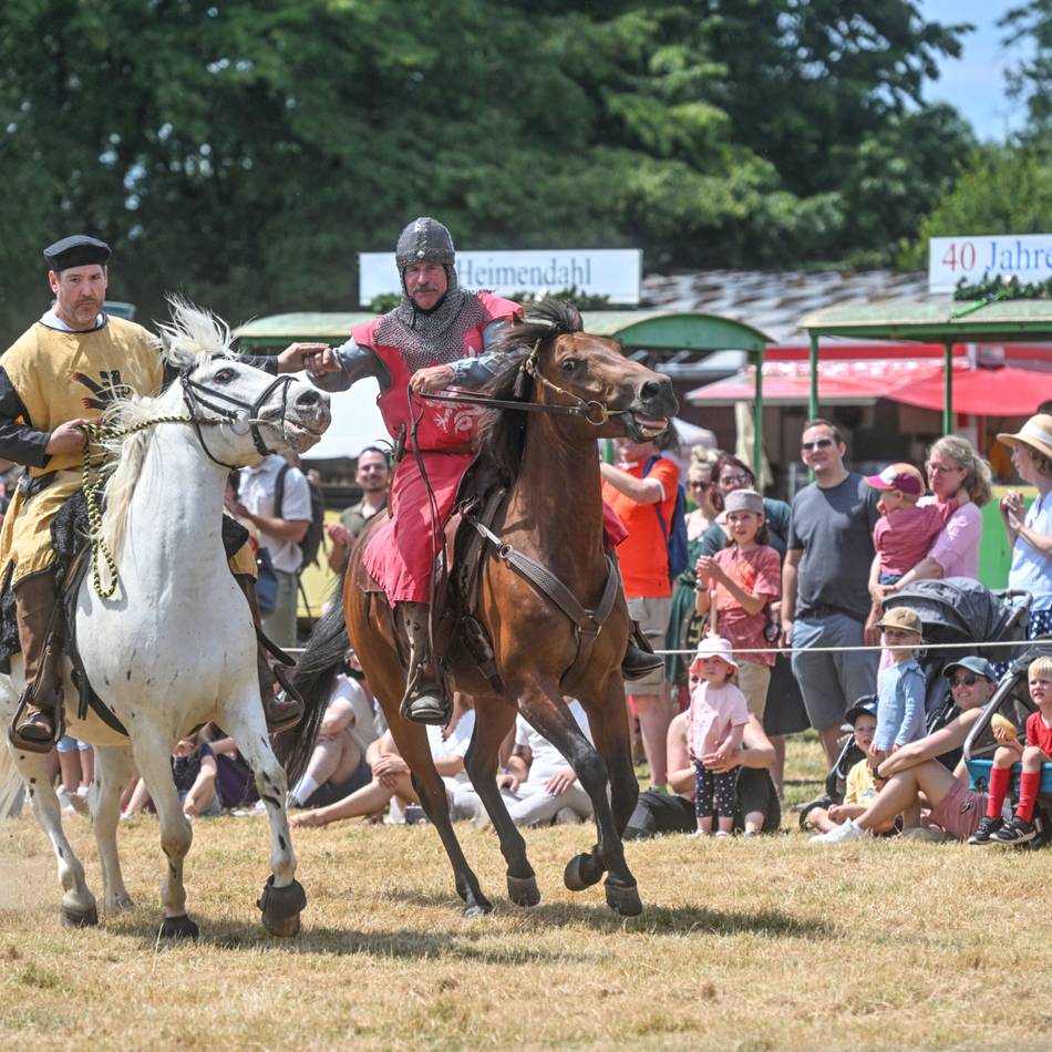 Ritter, Wikinger und Handwerk: Mittelalterfest begeistert auf Gut Heimendahl in Kempen