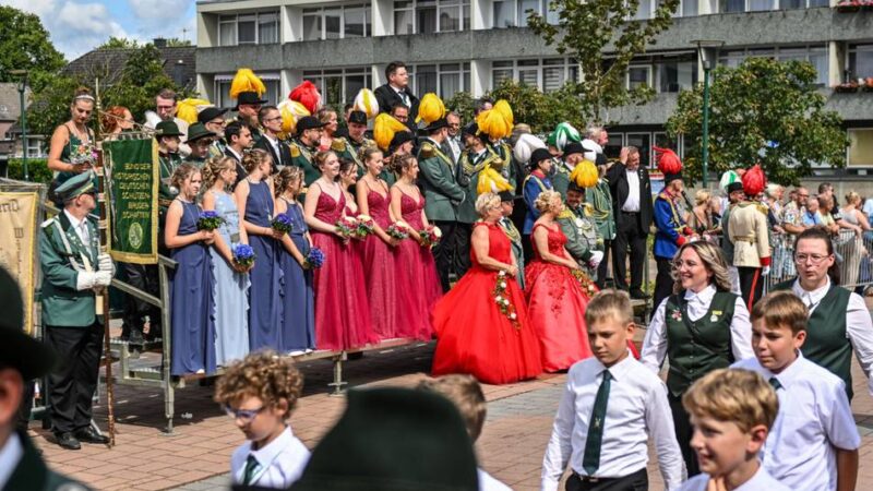 Brauchtum in Willich: Sebastianer feiern Schützenfest in Neersen