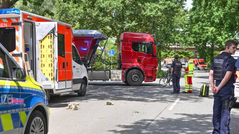 Schwerer Unfall in Kevelaer: Frau wird von Lkw erfasst und lebensgefährlich verletzt