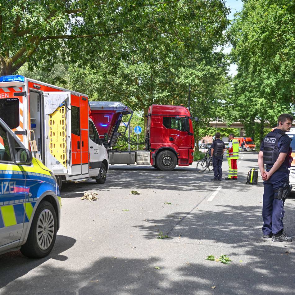 Schwerer Unfall in Kevelaer: Frau wird von Lkw erfasst und lebensgefährlich verletzt