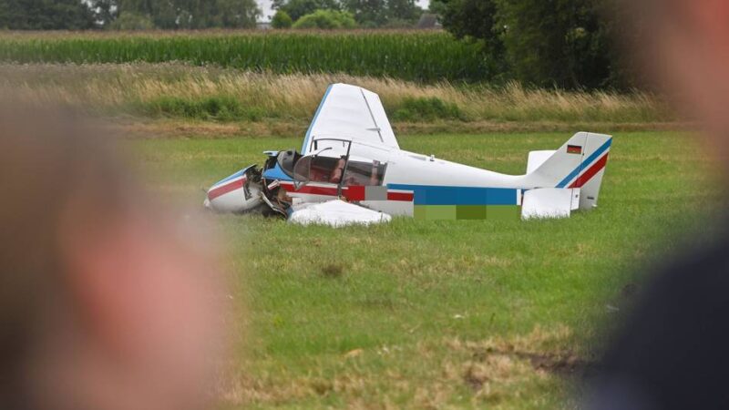 Flugplatz vorübergehend gesperrt: Motorflugzeug landet in Grefrath auf Wiese – vier Leichtverletzte