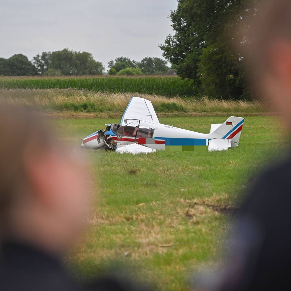 Flugplatz vorübergehend gesperrt: Motorflugzeug landet in Grefrath auf Wiese – vier Leichtverletzte