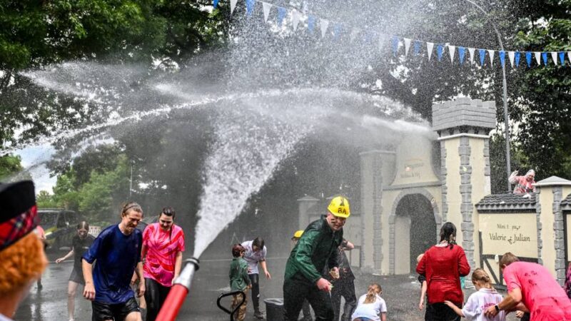 Tradition seit 1970: Wasserschlacht am Grenzweg endet mit Bad in der Niers