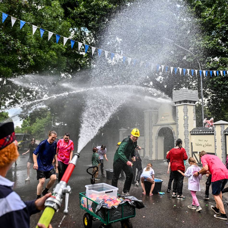 Tradition seit 1970: Wasserschlacht am Grenzweg endet mit Bad in der Niers